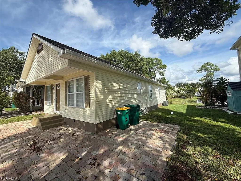 3 bed, 3.0 bath, 1118 sqft, $2,200 — Photo 2