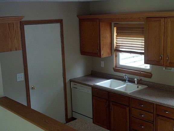 3rd image of 114 Elmwood Dr