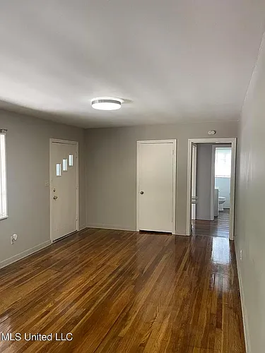 105 Lakeview Dr Photo 1