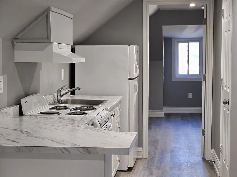 214 Rosslyn Ave S #2 — Photo 6