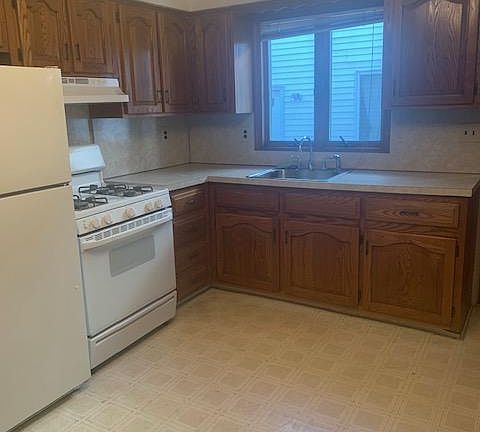 Eat in kitchen with plenty of space for a 6 person table