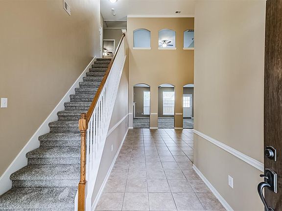 This spectacular entrance will give you that welcome home feeling. With freshly painted walls, newly installed carpet you're going to enjoy coming home to a relaxing place.