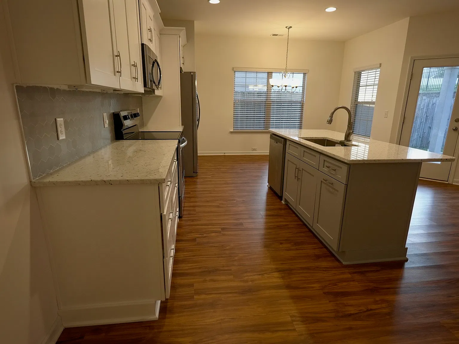 4 bed, 2.5 bath, 1954 sqft, $1,900 — Photo 4