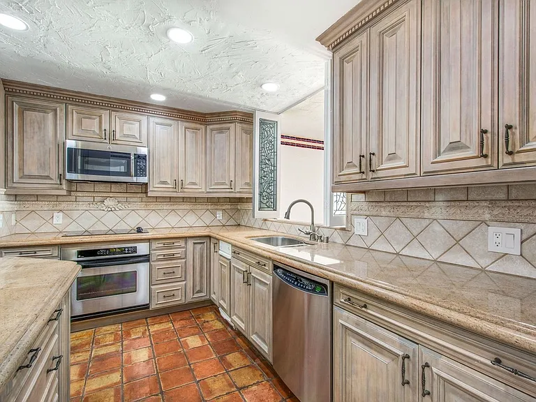 647 Sleepy Hollow Ln — Photo 4