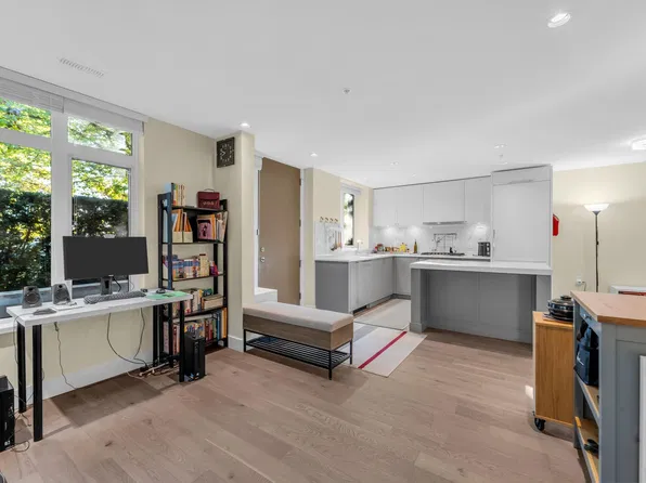 7637 Yukon St, Vancouver, BC V5X 2Y4