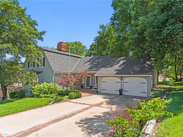 207 NW Spruce St, Lees Summit, MO 64064