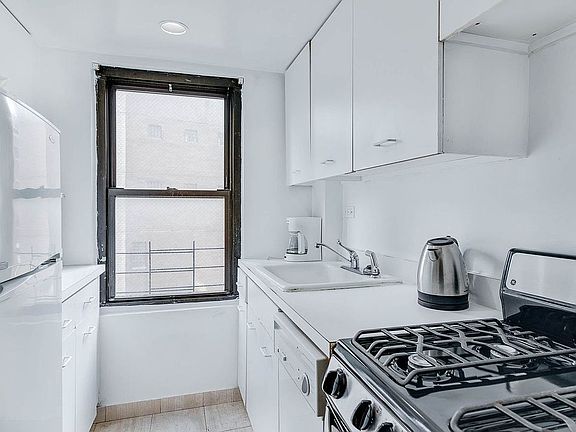 2nd image of 210 E 47th St APT 10H