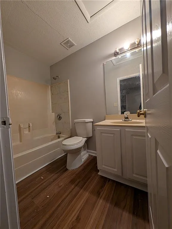 2 bed, 2.0 bath, 2990 sqft, $1,700 — Photo 2