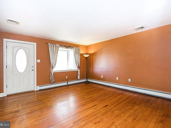 5th image of 117 E 2nd Ave
