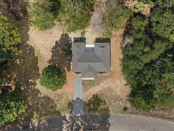 3rd image of 170 Ellis Dr