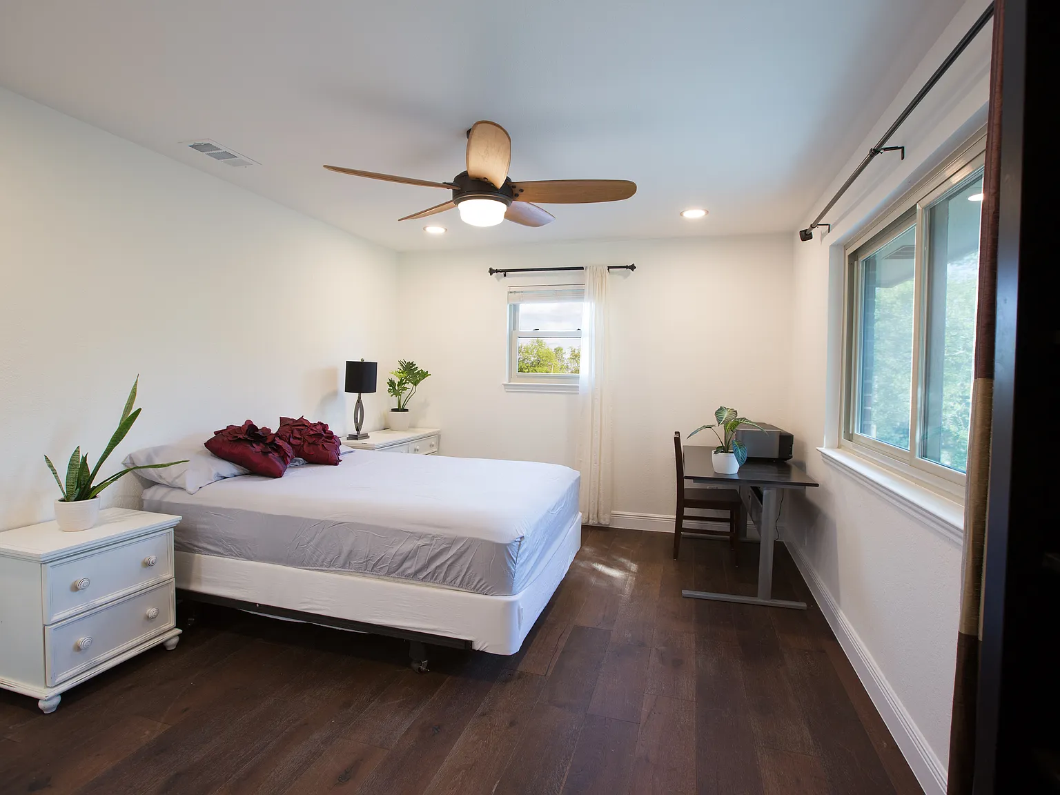 3 bed, 2344 sqft, $5,200 — Photo 3