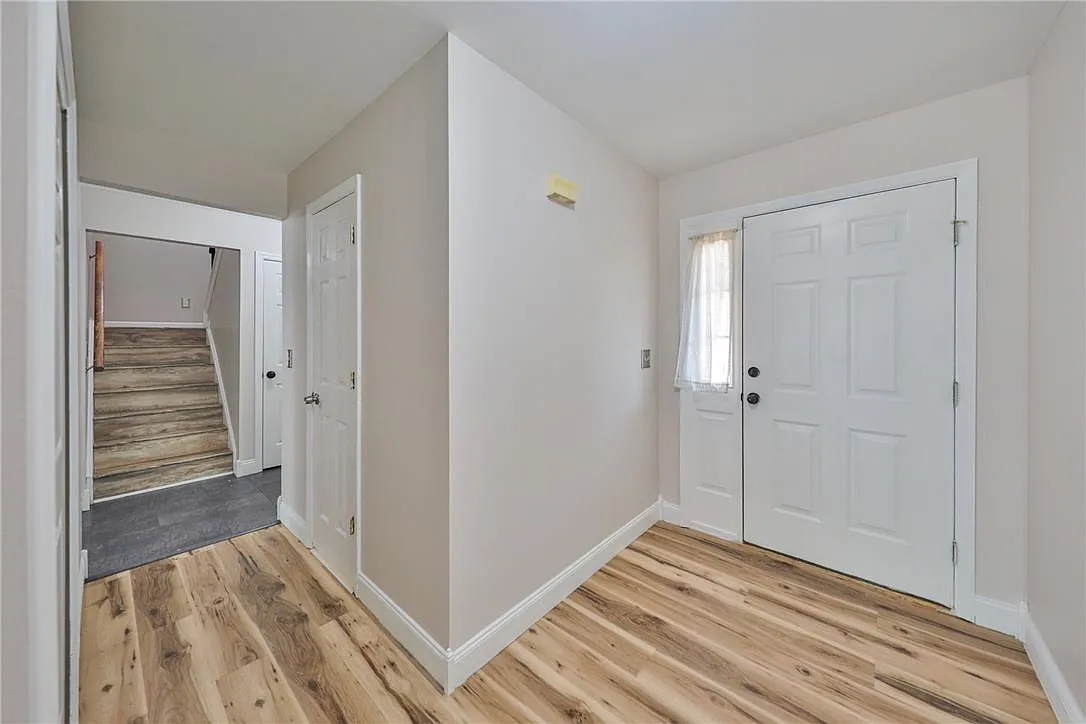 3 bed, 2.5 bath, 2464 sqft, $2,600 — Photo 4