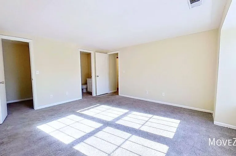 1641 Arlyn Cres E — Photo 13