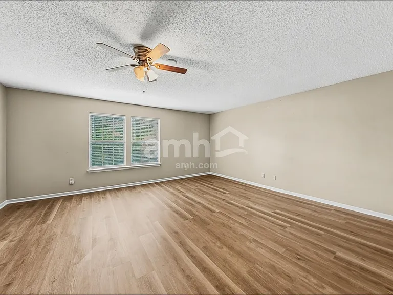 1909 Southernwood Ln — Photo 11