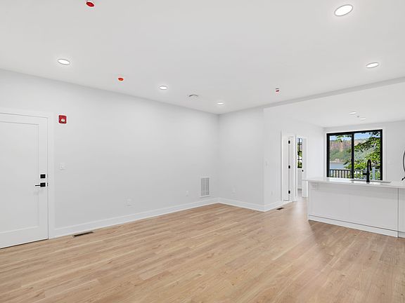 5th image of 447 Warburton Ave #1