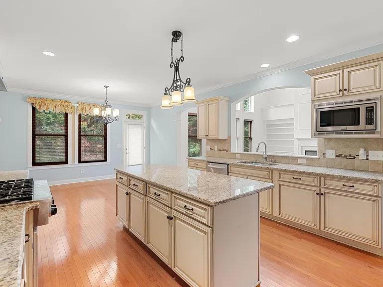 1610 Twin Square Way — Photo 16