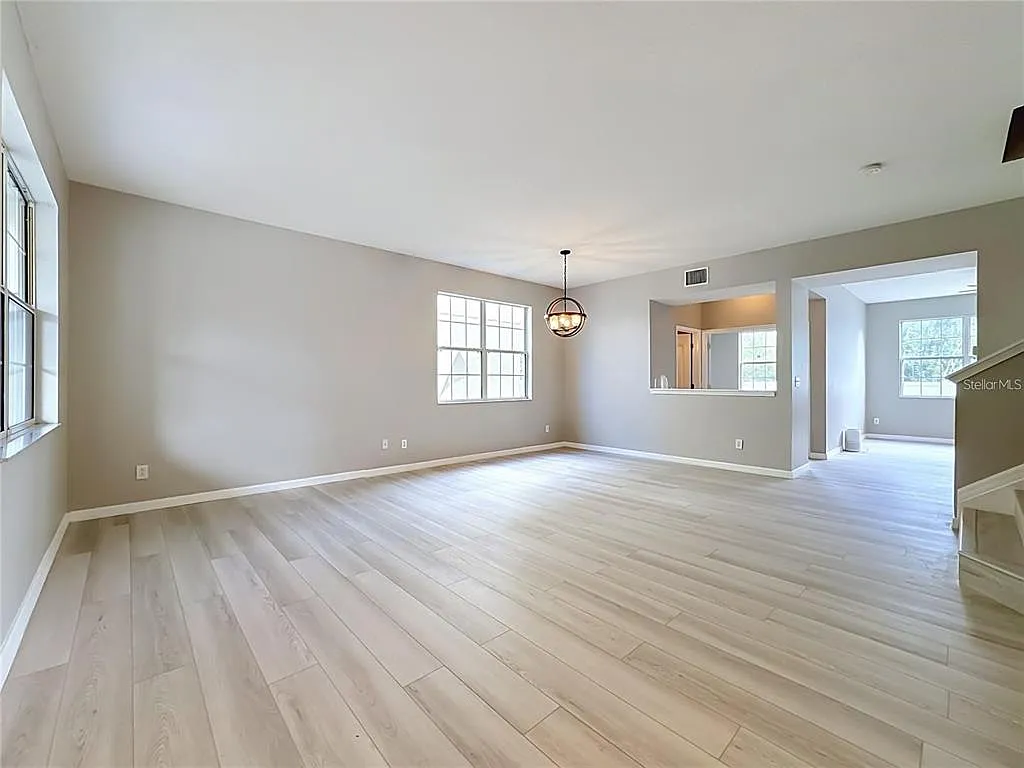 4 bed, 2.5 bath, 3095 sqft, $2,700 — Photo 2