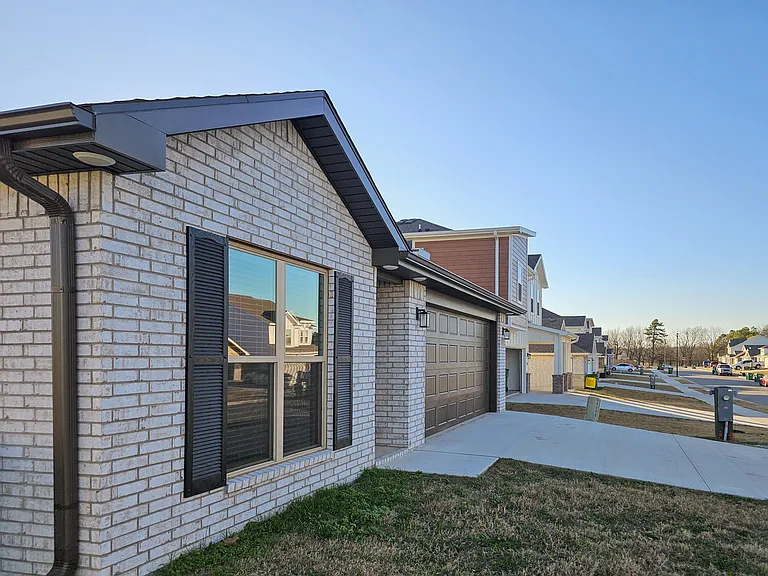 2091 Bluebonnet Ln — Photo 3