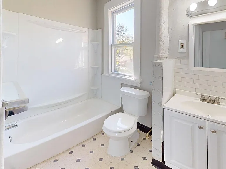 3149 W 32nd St — Photo 24