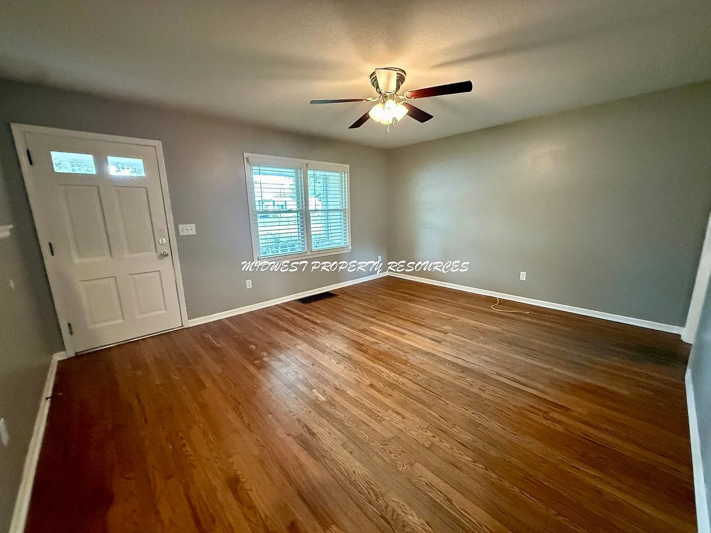 Charming Bungalow in Downtown Lee's Summit! — Photo 3