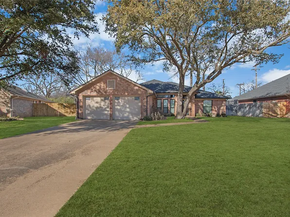 805 Crestview Dr, Bedford, TX 76021