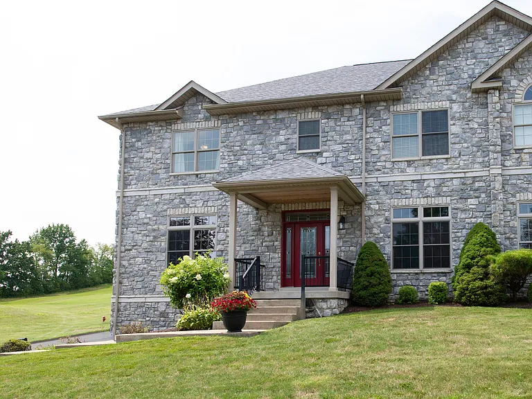 1003 Blackthorne Dr — Photo 2