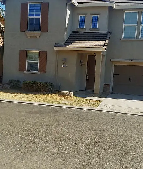 1382 Rincon Dr — Photo 2