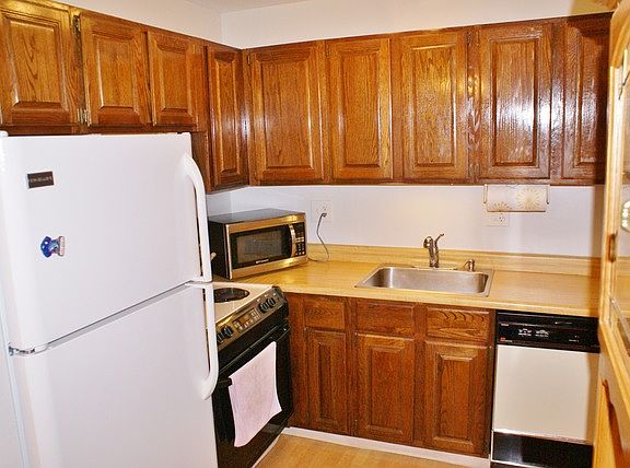 5th image of 805 Grove Dr APT 106
