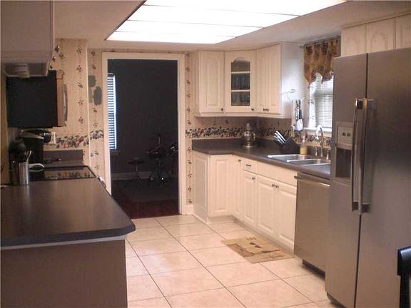 3rd image of 1732 Celtic Dr