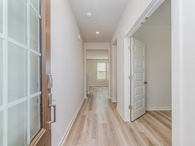 585 Lyness Dr — Photo 6