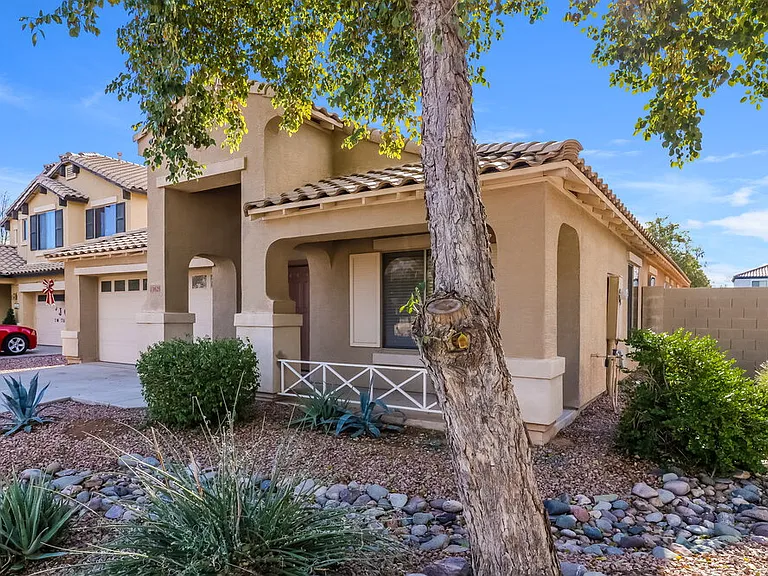 13625 W Lisbon Ln — Photo 3