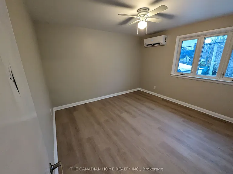 60 Campbell Cres #1 — Photo 9