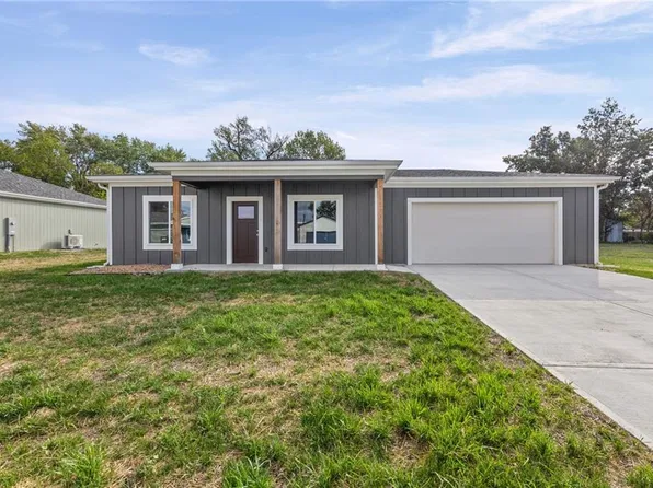 919 5th St, Osawatomie, KS 66064