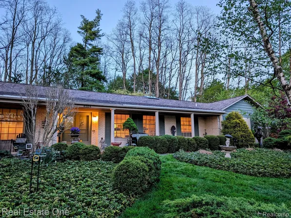 4554 Private Lake Dr, Bloomfield Hills, MI 48301