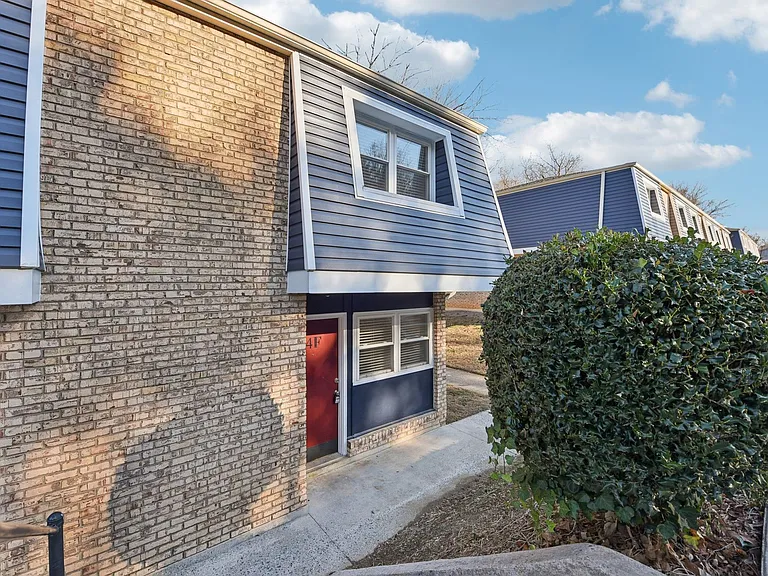 Beautiful Chesney Woods Townhomes — Photo 6