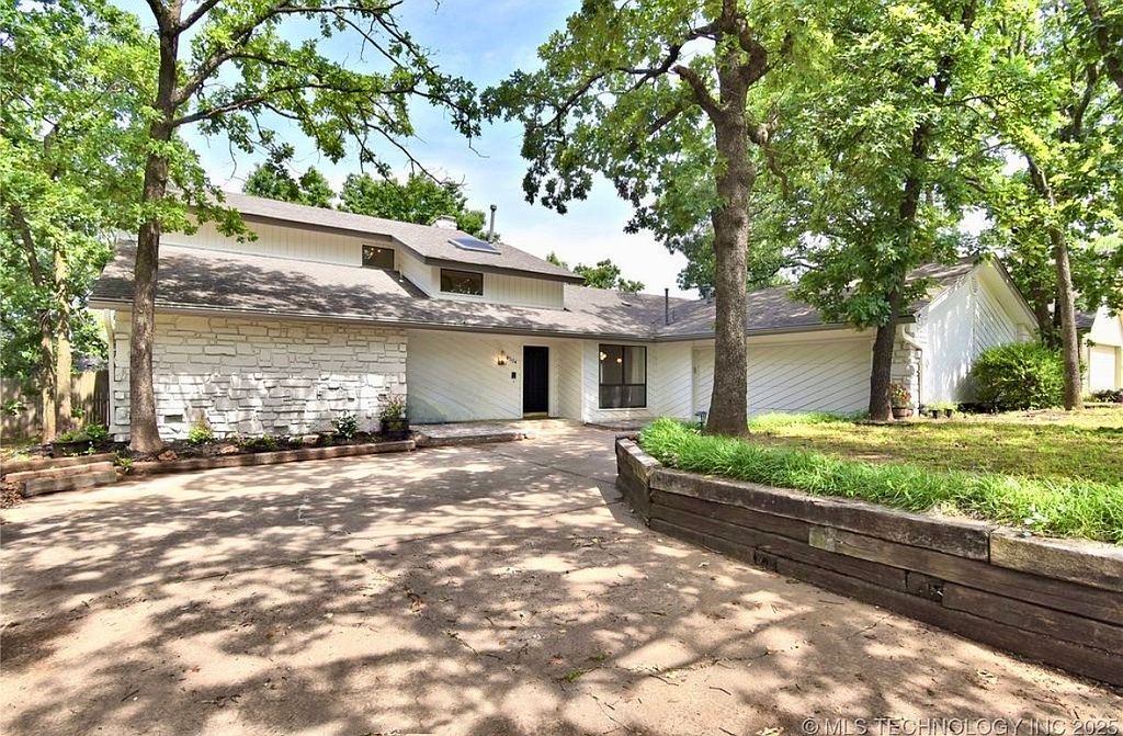 8504 S Winston Ave - Property Image