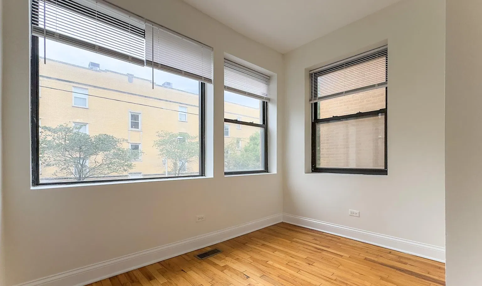 3216 W Argyle St — Photo 2