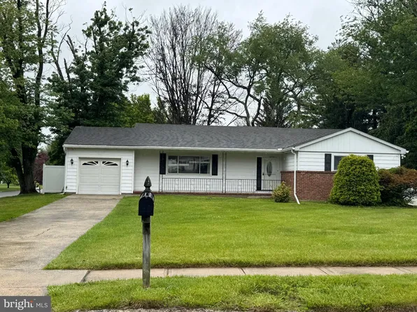 35 Bayberry Rd, Ewing, NJ 08618