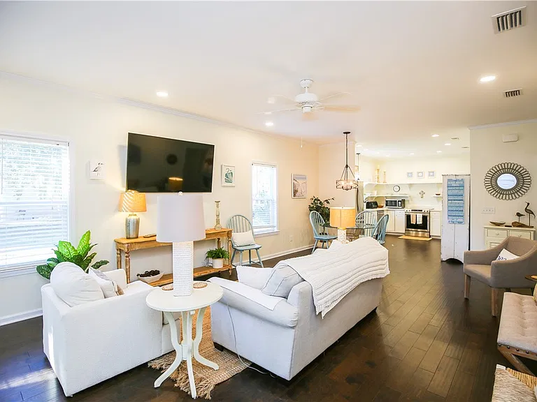 214 Clarke St — Photo 4