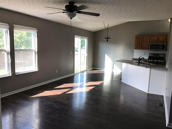 2nd image of 571 Glen Oaks Dr