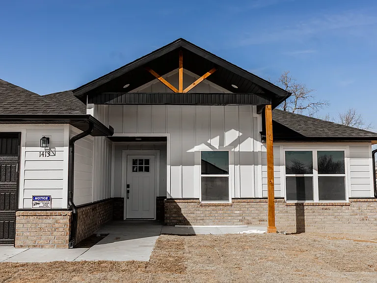 1413 Emelyn Ln — Photo 2