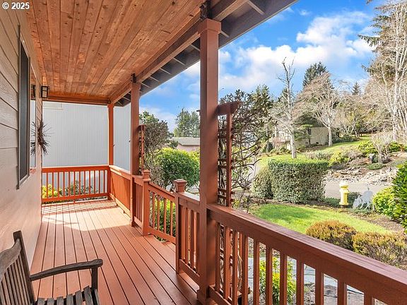 4th image of 1216 NE Pepperwood Dr