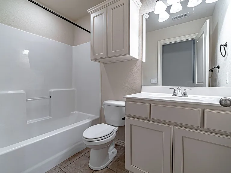 926 Kensington Dr — Photo 12