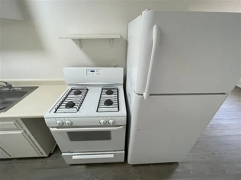 Renovated Upstairs Studio w/ All Utilities Included - 1 Block to UNM — Photo 33