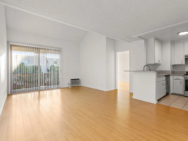 (AN/FE/YO:B) 4610 Natick Avenue — Photo 7