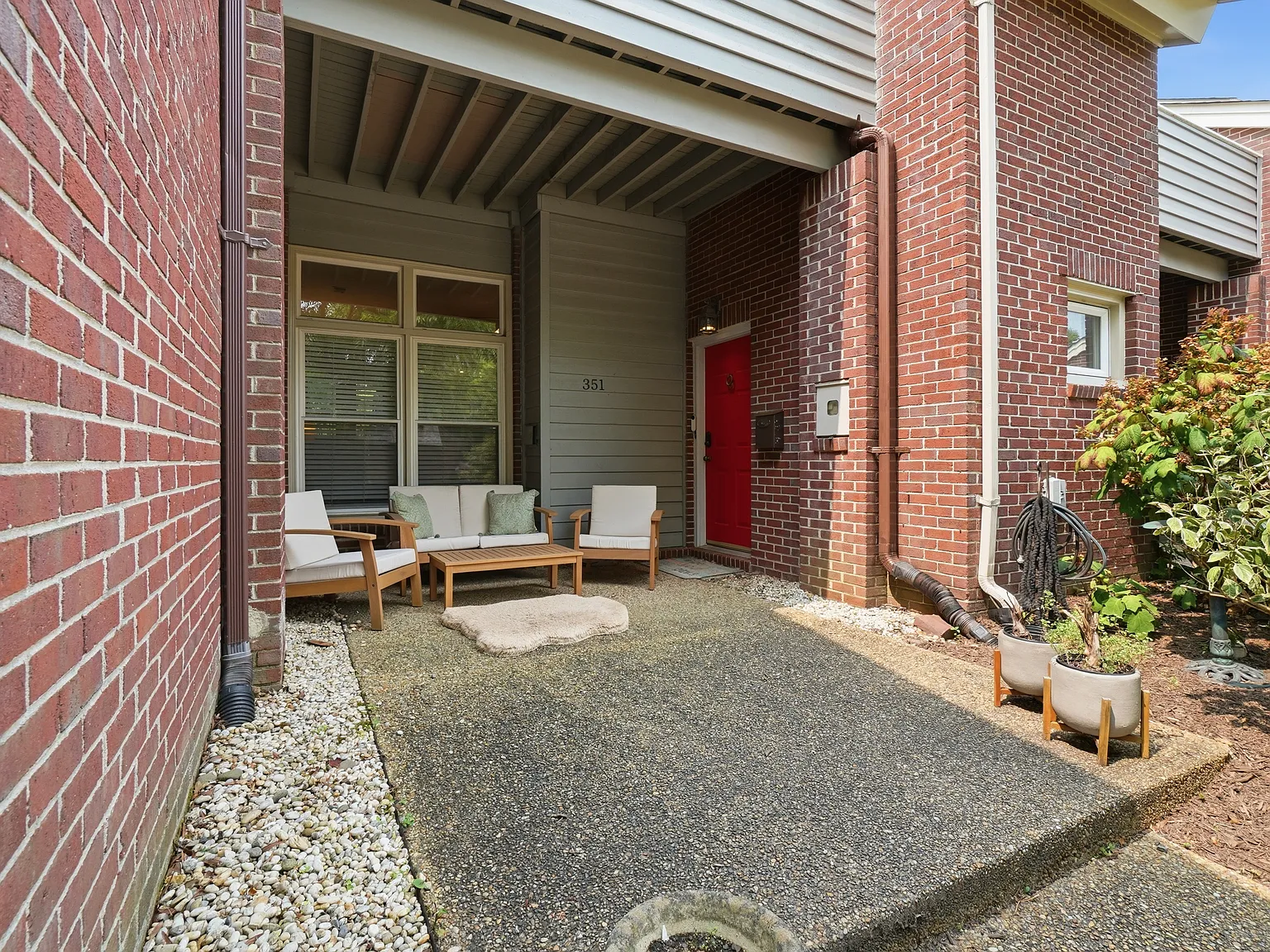 3 bed, 3.5 bath, 2131 sqft, $3,200 — Photo 2