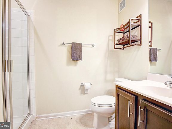 5th image of 827 Jarrett Ln