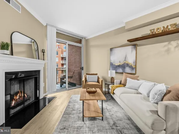 4490 Market Commons Dr Unit 413, Fairfax, VA 22033