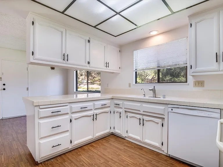 18 Stanford Cir — Photo 27