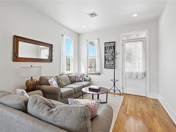5th image of 3642 Trafalgar St